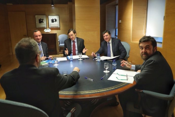 Rafael Hernando y Juan Carlos Girauta en la reunión entre PP y Ciudadanos 