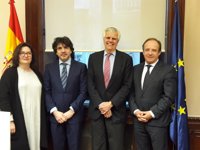 AECC analiza con Servicios Sociales y Sanidad la creación de un plan de protección para familias con cáncer