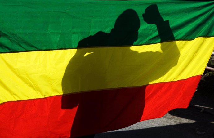 La sombra de un partidario de la oposición a través de una bandera de Etiopía