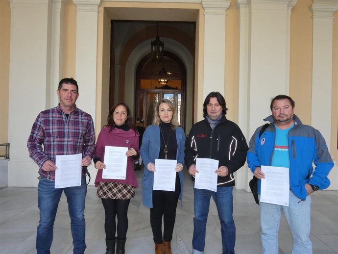 Las concejalas de Sevilla Cristina Honorato y Eva Oliva, junto a bomberos