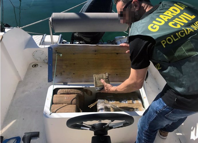 La Guardia Civil se incauta de más de 800 kilos de hachís en una embarcación 