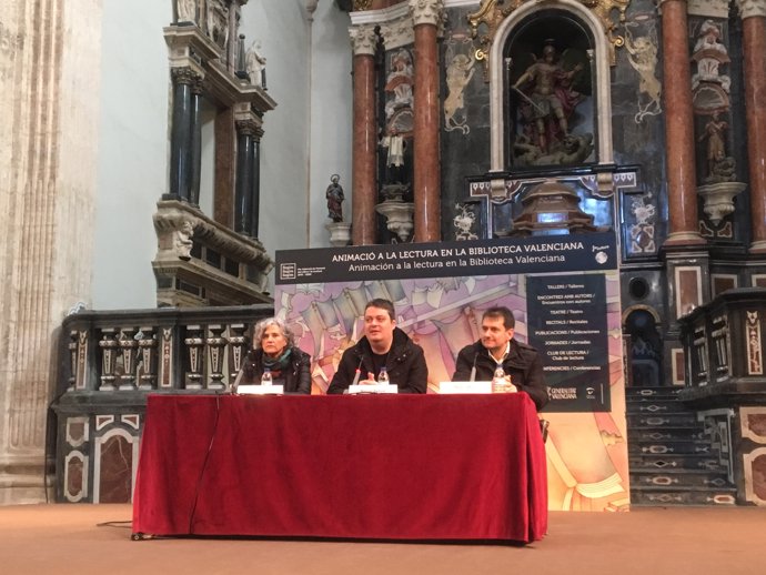 Manuel Bartual (centro) en el Encuentro de Escritores