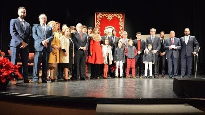 La familia de Iluminaciones Ximénez en la distinción en Puente Genil