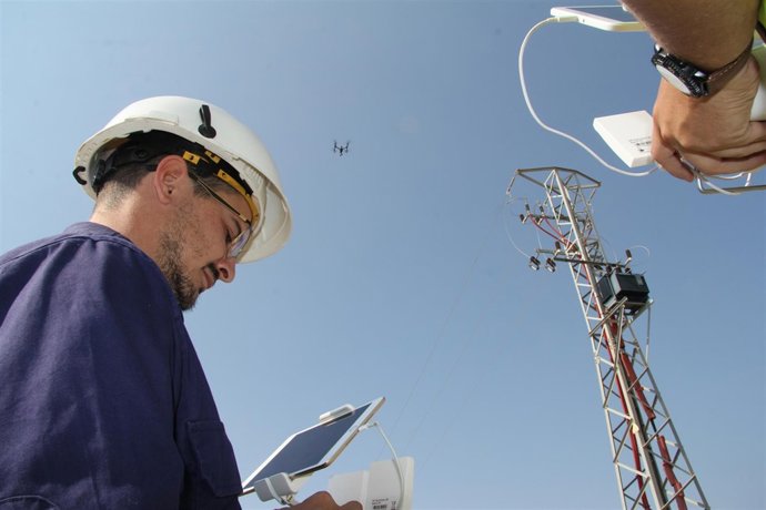 Técnicos de Endesa revisan con drones las líneas de los Montes Orientales