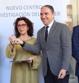 Viceconsejera de Salud María Isabel Baena y Elías Bendodo nuevo hospital centro