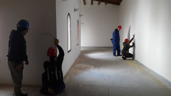 Alumnos del taller de empleo trabajando en Veruela