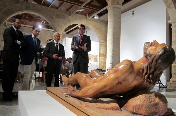    Blanco (C) En La Inauguración De Una De Sus Exposiciones                    