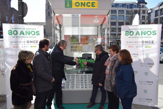 Silván inaugura el nuevo modelo de kiosco de la ONCE