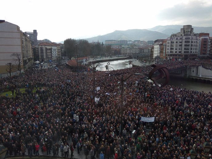 Los pensionistas llenan el entorno del Ayuntamiento de Bilbao