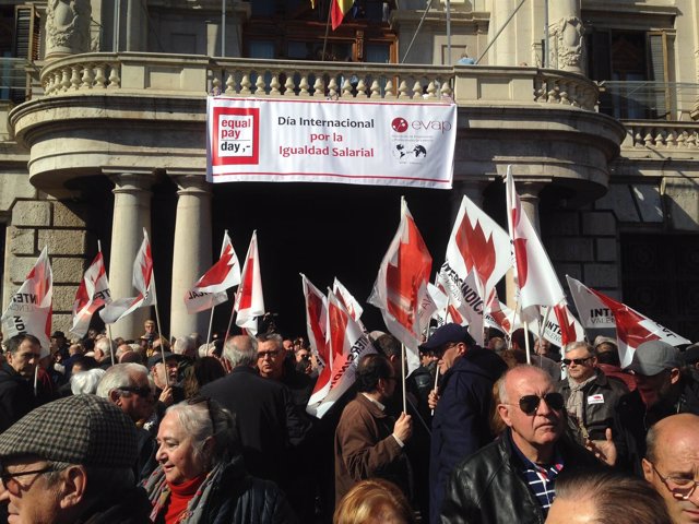 Concentración en defensa de las pensiones en València