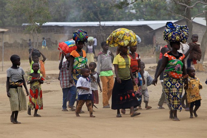Refugiados congoleños llegan a Ntoroko, en Uganda