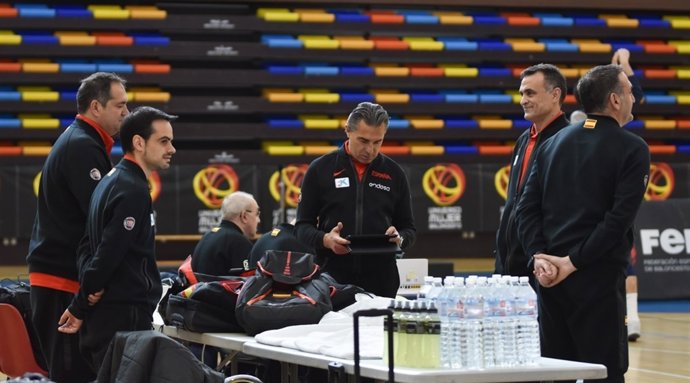 Sergio Scariolo y su cuerpo técnico con la selección española