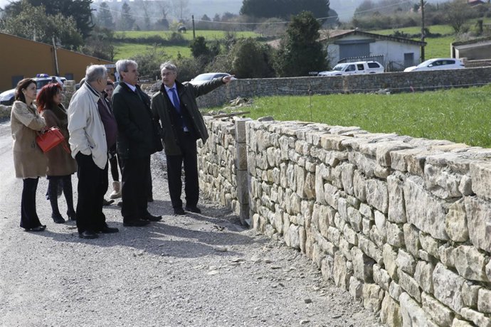 De la Sierra visita los trabajos ya finalizados de los muros