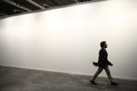 Galeristas internacionales en ARCO critican la "censura" a Santiago Sierra: "Es jurásico y medieval"