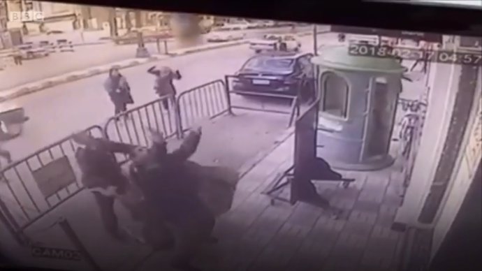 Un policía en Egipto atrapa en el aire a un niño que cayó de un tercer piso