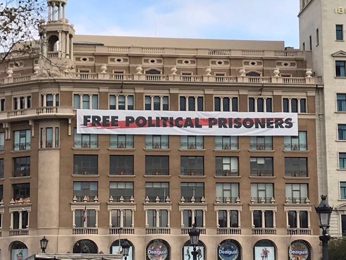 Pancarta 'Free political prisioners' de plaça Catalunya