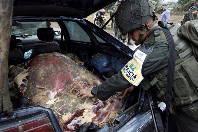 Un policía colombiano registra en coche en la frontera con Venezuela