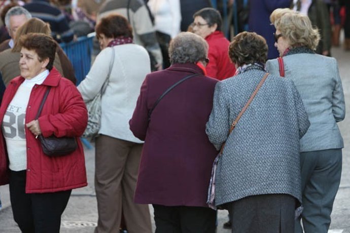 Unos jubilados en la calle