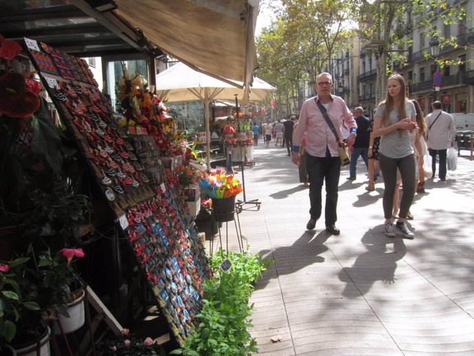 Floristes de la Rambla de Barcelona venen souvenirs