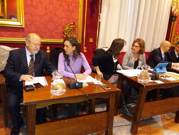 La concejal no adscrita, Pilar Rivas, junto Luis de Haro