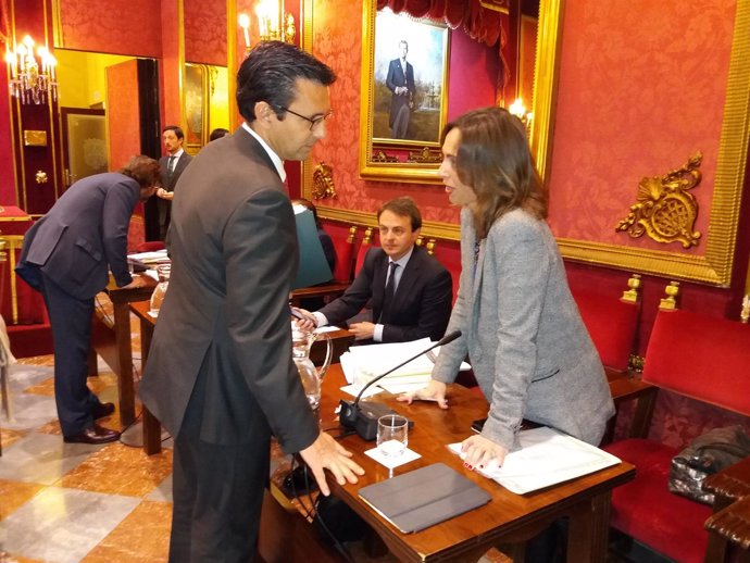 El alcalde, Francisco Cuenca, con la portavoz municipal del PP, Rocío Díaz