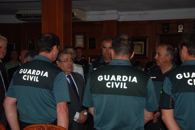 Zoido con agentes de la Guardia Civil en Algeciras