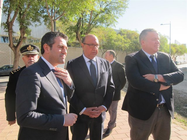 Germán López Iglesias, en el centro junto a Bernabé y al alcalde de Alcantarilla