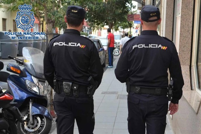 Dos agentes de Policía Nacional patrullan por Almería