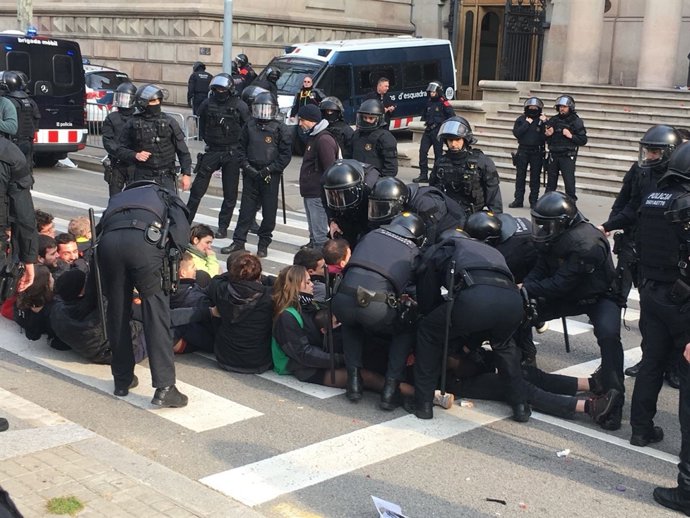Mossos d'Esquadra retiren a manifestants davant el TSJC 