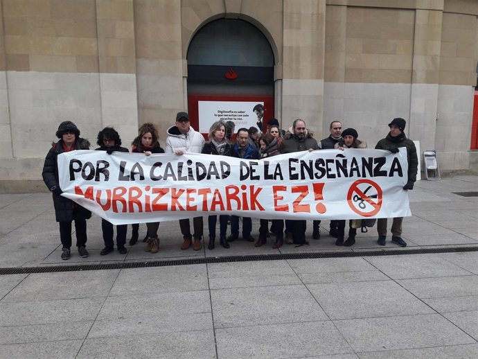 Concentración de sindicatos de educación para pedir reversión de recortes.