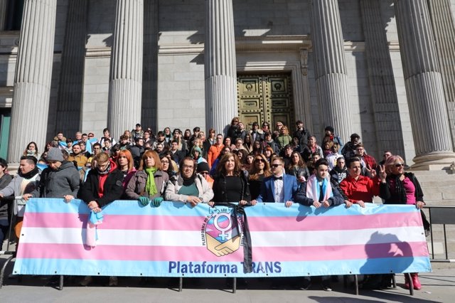 Plataforma Trans se manifiesta a las puertas del Congreso