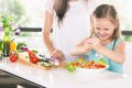 ¿Quieres que tus  hijos coman más verduras? Hazlos participar en la cocina