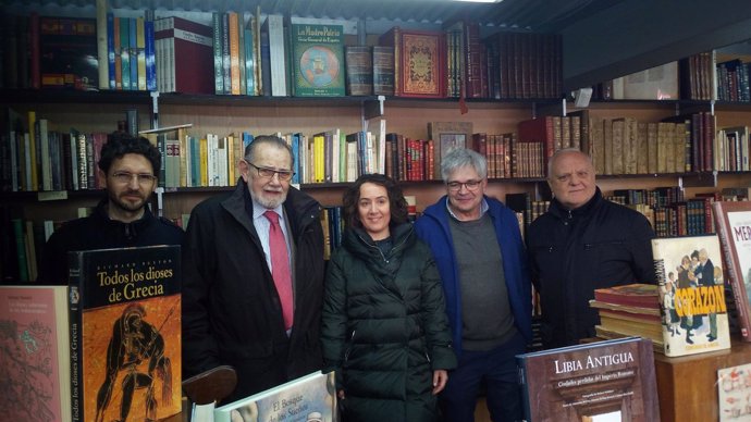 Tello y Boado junto a libreros en la inauguración de la Feria del Libro Antiguo 