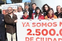 Familias de víctimas de crímenes buscan "justicia" en Sevilla con firmas por la prisión permanente revisable
