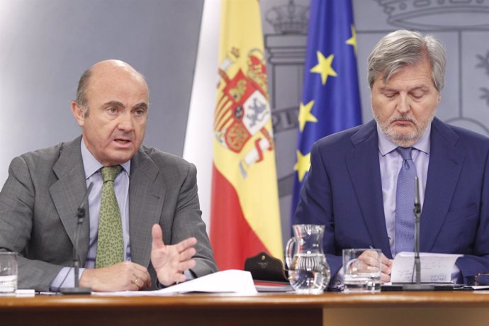 Luis de Guindos e Iñigo Méndez de Vigo tras la rueda de prensa del Consejo