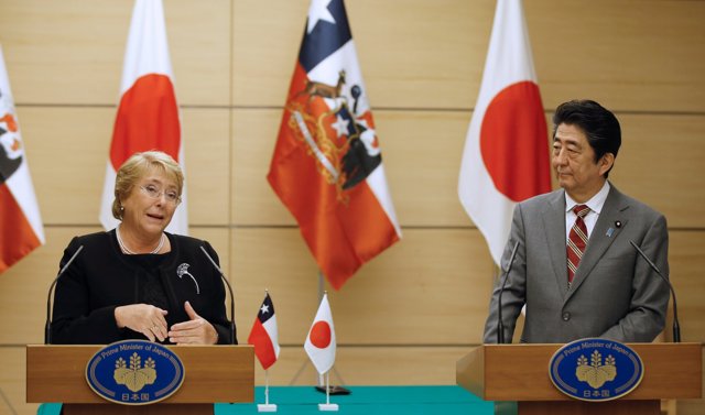 Chile's President Michelle Bachelet (L) and Japan's Prime Minister Shinzo Abe at