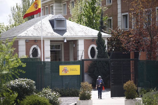 La bandera de España ondea en el Palacio de la Moncloa