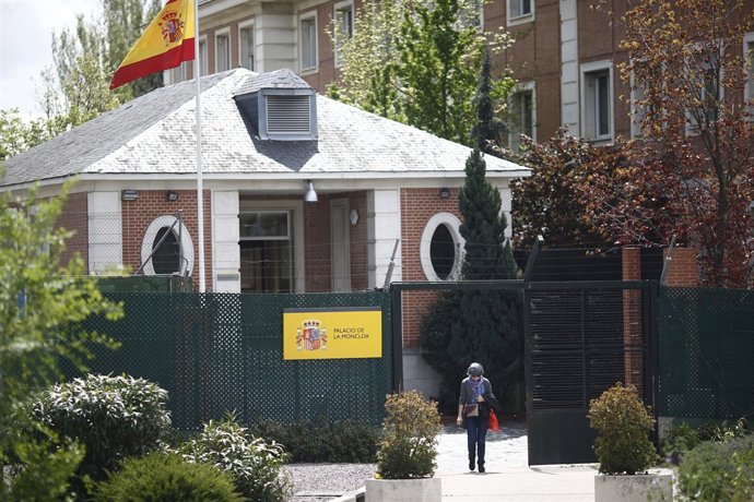 La bandera d'Espanya oneja en el Palau de la Moncloa
