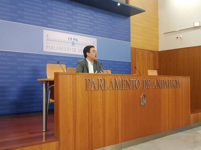 El portavoz parlamentario del PSOE-A, Mario Jiménez, en rueda de prensa