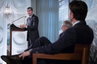 Clavijo avisa que ir contra el gas es "condenar" a la sociedad a 32 años de combustibles fósiles