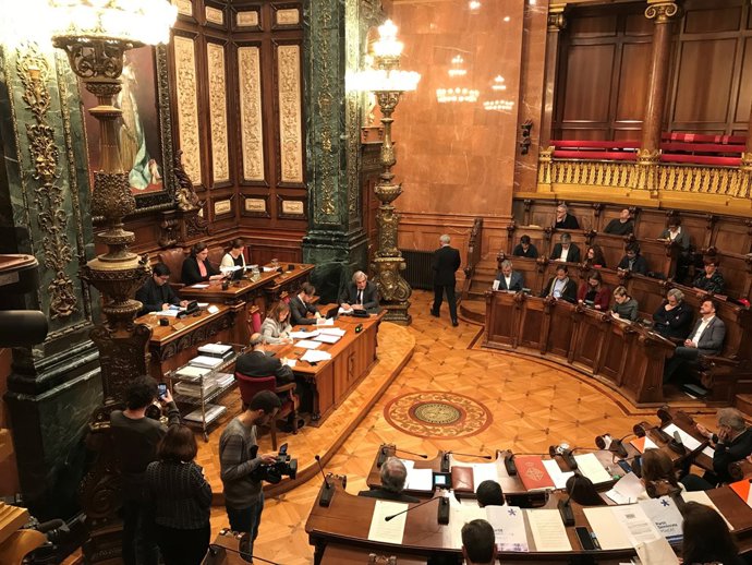 Ple de l'Ajuntament de Barcelona presidit per Ada Colau