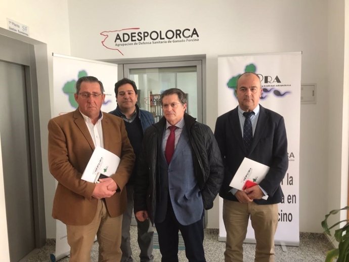 Jódar con miembros de la Agrupación de Defensa Sanitaria de Ganado Porcino Lorca