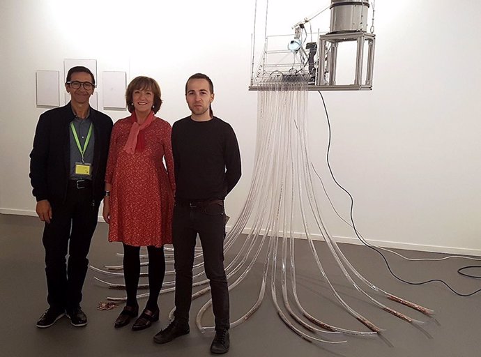 Eva Ranea junto con José Luis de la Fuente, galerista y el artista Enric Fort Ba