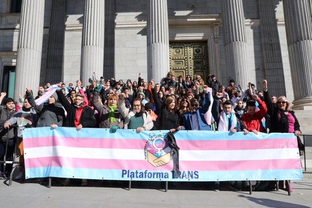 Plataforma Trans se manifiesta a las puertas del Congreso
