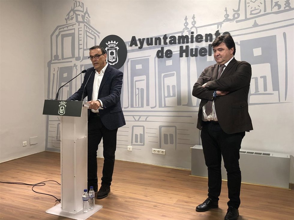 Ignacio Caraballo, ante los medios, con Gabriel Cruz. 