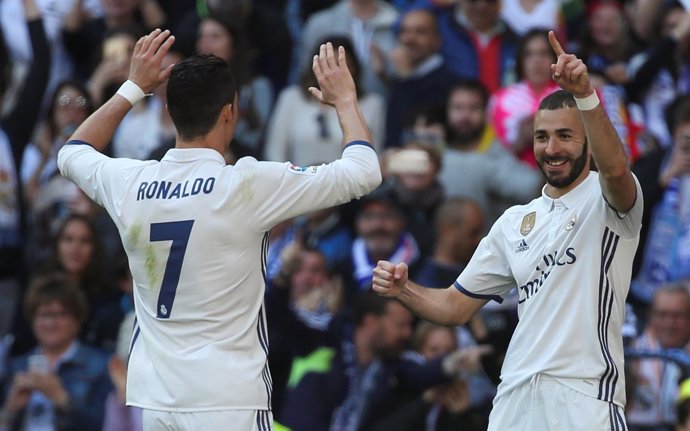 Benzema celebra su gol contra el Alavés con Cristiano Ronaldo