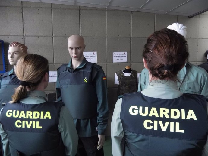 Mujeres de la Guardia Civil con los nuevos chalecos antibalas