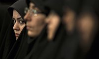 HRW exige a Irán que dejen de castigar a las mujeres por protestar contra el código de vestimenta