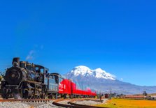 El Tren Crucero delante del volcán Chimborazo
