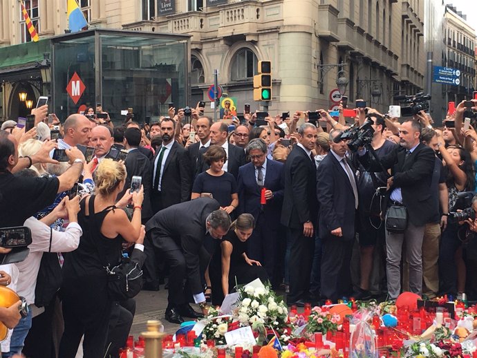 Ofrenda de los Reyes,alcaldesa A.Colau y pte.C.Puigdemont por el atentado